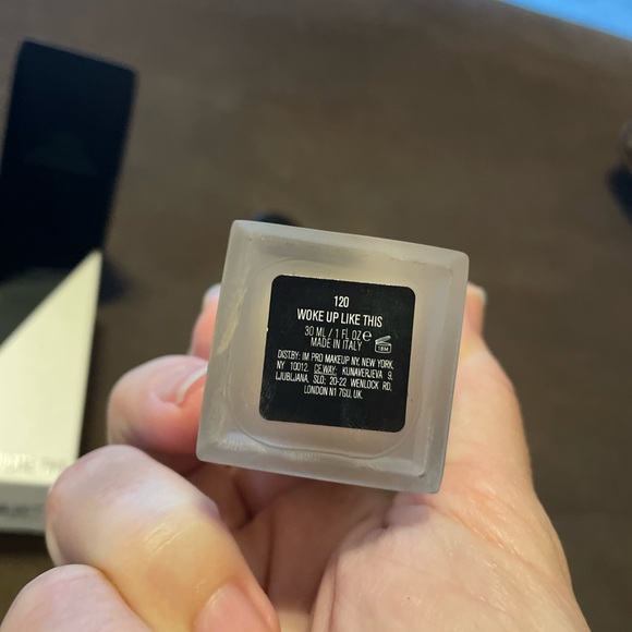 IL MAKIAGE Woke up like this foundation - Picture 2 of 4